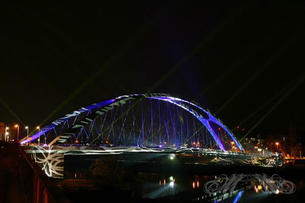 Beleuchtete Honsellbrücke in Frankfurt (Luminale 2014)